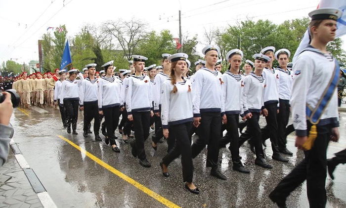 Військовий парад у Керчі 9 травня 2019 року за участі молоді й підлітків. Фото з сайту КПГ та з відкритих джерел